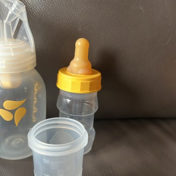5- 5ozs Medela Breastfeeding Bottles, 9- 2 ozs bottles, Saftey First Medcine lot - Picture 4 of 15